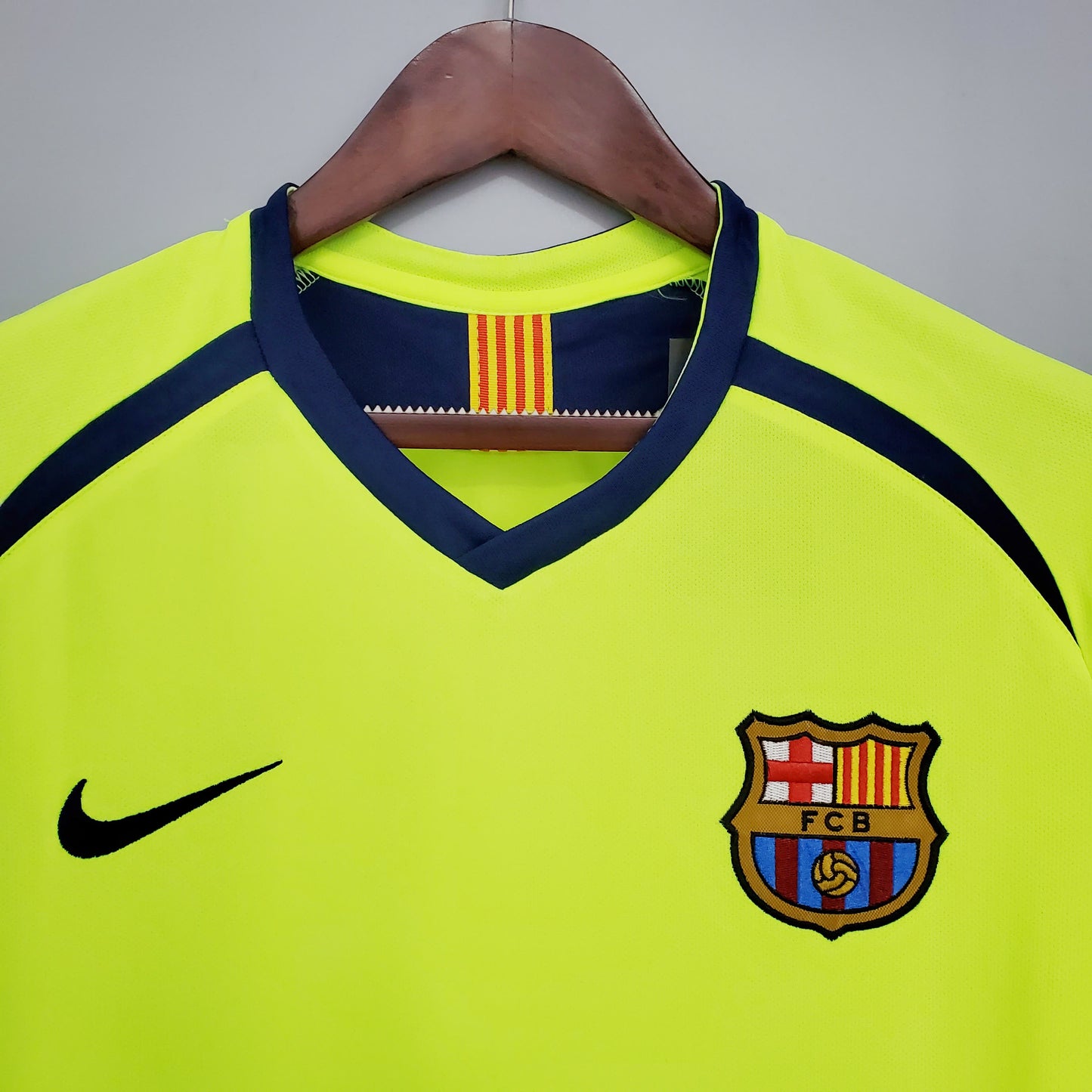 Barcelona Retró 2005-2006 away