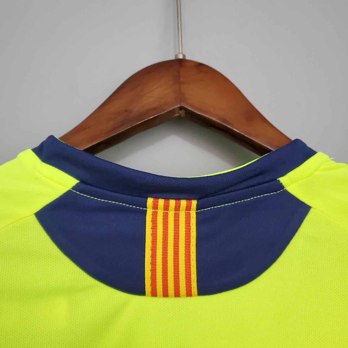 Barcelona Retró 2005-2006 away